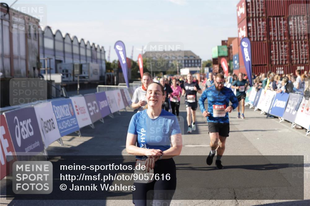 03.10.2025 - Köhlbrandbrückenlauf Jannik Wohlers http://msf.ph/oto/9057616 03.10.2025 13:11:33 Ziel 4158, 4315, 4325, 4427, 4501, 4538, 4597, 4617, 4777, 4799, 4845, 4999, 5145, 5794, 5939, 6028, 6217, 6218, 6517, 6563, 6680, 6689, 6690, 6691 meine-sportfotos.de