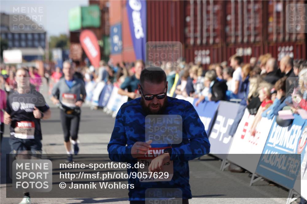 03.10.2025 - Köhlbrandbrückenlauf Jannik Wohlers http://msf.ph/oto/9057629 03.10.2025 13:11:34 Ziel 4158, 4315, 4325, 4427, 4501, 4538, 4617, 4777, 4782, 4799, 4845, 4999, 5145, 5794, 5939, 6028, 6217, 6218, 6517, 6563, 6680, 6689, 6690, 6691 meine-sportfotos.de