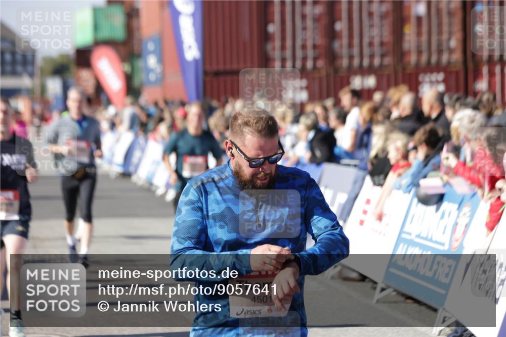 03.10.2025 - Köhlbrandbrückenlauf Jannik Wohlers http://msf.ph/oto/9057641 03.10.2025 13:11:34 Ziel 4158, 4315, 4325, 4427, 4501, 4538, 4617, 4777, 4782, 4799, 4845, 4999, 5145, 5794, 5939, 6028, 6217, 6218, 6517, 6563, 6680, 6689, 6690, 6691 meine-sportfotos.de
