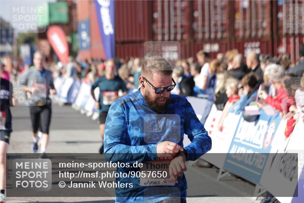 03.10.2025 - Köhlbrandbrückenlauf Jannik Wohlers http://msf.ph/oto/9057650 03.10.2025 13:11:34 Ziel 4158, 4315, 4325, 4427, 4501, 4538, 4617, 4777, 4782, 4799, 4845, 4999, 5145, 5794, 5939, 6028, 6217, 6218, 6517, 6563, 6680, 6689, 6690, 6691 meine-sportfotos.de