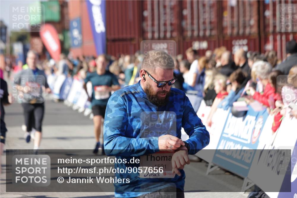 03.10.2025 - Köhlbrandbrückenlauf Jannik Wohlers http://msf.ph/oto/9057656 03.10.2025 13:11:34 Ziel 4158, 4315, 4325, 4427, 4501, 4538, 4617, 4777, 4782, 4799, 4845, 4999, 5145, 5794, 5939, 6028, 6217, 6218, 6517, 6563, 6680, 6689, 6690, 6691 meine-sportfotos.de