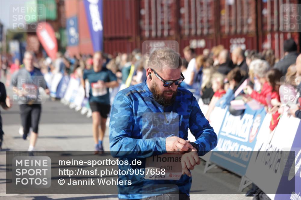 03.10.2025 - Köhlbrandbrückenlauf Jannik Wohlers http://msf.ph/oto/9057658 03.10.2025 13:11:34 Ziel 4158, 4315, 4325, 4427, 4501, 4538, 4617, 4777, 4782, 4799, 4845, 4999, 5145, 5794, 5939, 6028, 6217, 6218, 6517, 6563, 6680, 6689, 6690, 6691 meine-sportfotos.de