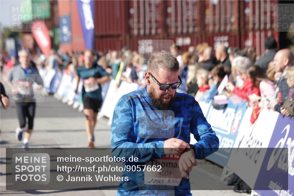 03.10.2025 - Köhlbrandbrückenlauf Jannik Wohlers http://msf.ph/oto/9057662 03.10.2025 13:11:34 Ziel 4158, 4315, 4325, 4427, 4501, 4538, 4617, 4777, 4782, 4799, 4845, 4999, 5145, 5794, 5939, 6028, 6217, 6218, 6517, 6563, 6680, 6689, 6690, 6691 meine-sportfotos.de