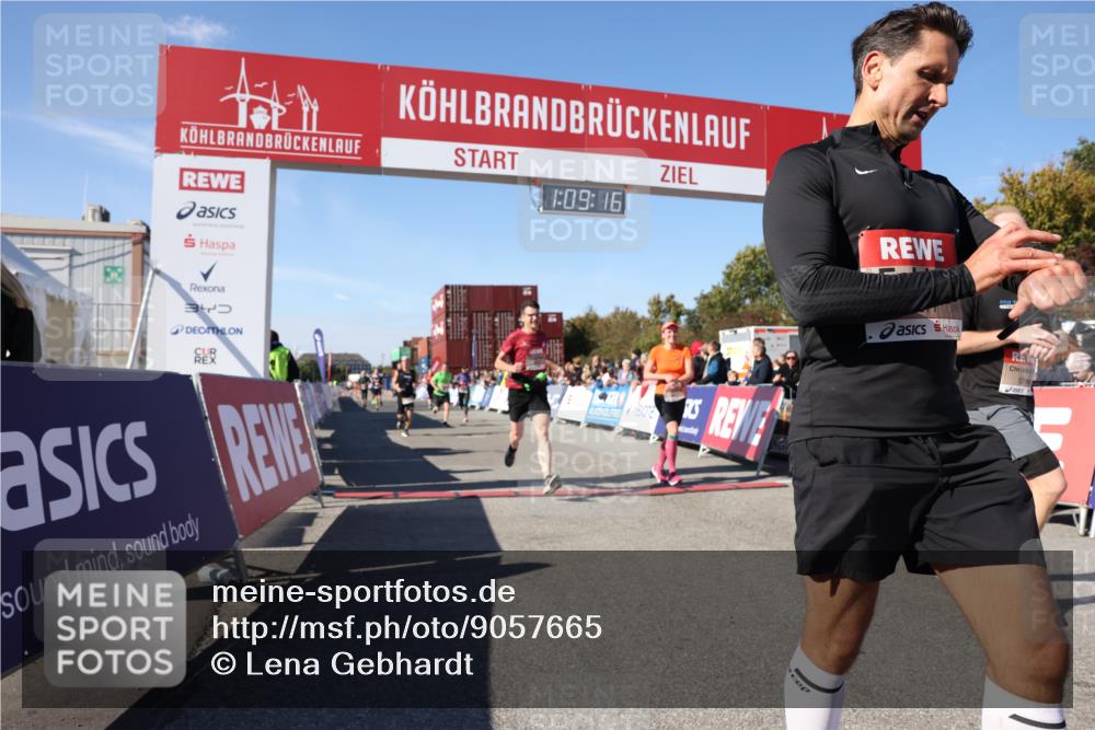 03.10.2025 - Köhlbrandbrückenlauf Lena Gebhardt http://msf.ph/oto/9057665 03.10.2025 13:09:17 Ziel 4334, 4351, 4377, 4486, 4681, 4901, 5061, 5242, 5740, 5953, 6037, 6062, 6349, 6562, 6630, 6661, 6743, 6814, 6816 meine-sportfotos.de