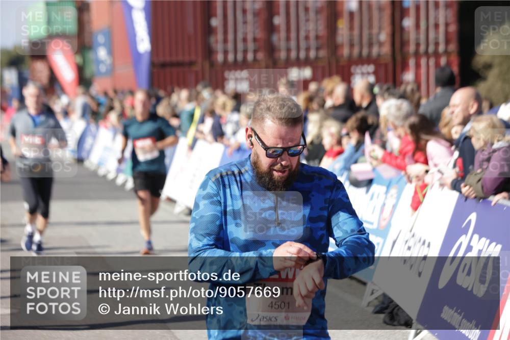 03.10.2025 - Köhlbrandbrückenlauf Jannik Wohlers http://msf.ph/oto/9057669 03.10.2025 13:11:34 Ziel 4158, 4315, 4325, 4427, 4501, 4538, 4617, 4777, 4782, 4799, 4845, 4999, 5145, 5794, 5939, 6028, 6217, 6218, 6517, 6563, 6680, 6689, 6690, 6691 meine-sportfotos.de