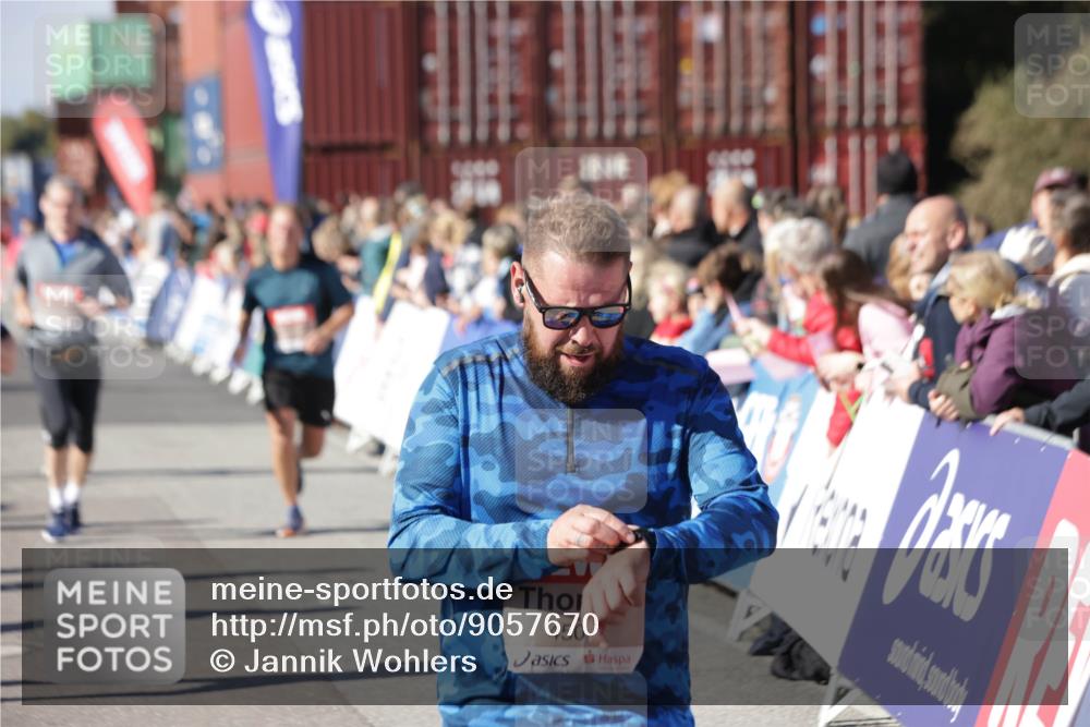 03.10.2025 - Köhlbrandbrückenlauf Jannik Wohlers http://msf.ph/oto/9057670 03.10.2025 13:11:34 Ziel 4158, 4315, 4325, 4427, 4501, 4538, 4617, 4777, 4782, 4799, 4845, 4999, 5145, 5794, 5939, 6028, 6217, 6218, 6517, 6563, 6680, 6689, 6690, 6691 meine-sportfotos.de