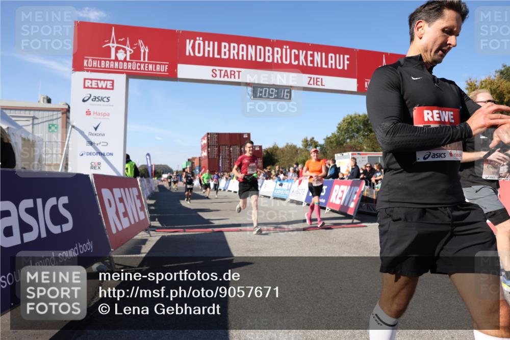 03.10.2025 - Köhlbrandbrückenlauf Lena Gebhardt http://msf.ph/oto/9057671 03.10.2025 13:09:17 Ziel 4334, 4351, 4377, 4486, 4681, 4901, 5061, 5242, 5740, 5953, 6037, 6062, 6349, 6562, 6630, 6661, 6743, 6814, 6816 meine-sportfotos.de