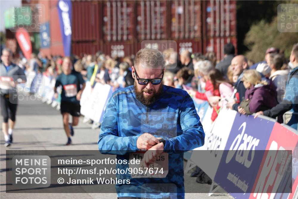 03.10.2025 - Köhlbrandbrückenlauf Jannik Wohlers http://msf.ph/oto/9057674 03.10.2025 13:11:34 Ziel 4158, 4315, 4325, 4427, 4501, 4538, 4617, 4777, 4782, 4799, 4845, 4999, 5145, 5794, 5939, 6028, 6217, 6218, 6517, 6563, 6680, 6689, 6690, 6691 meine-sportfotos.de