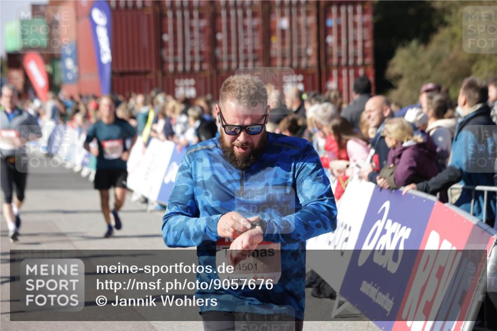 03.10.2025 - Köhlbrandbrückenlauf Jannik Wohlers http://msf.ph/oto/9057676 03.10.2025 13:11:34 Ziel 4158, 4315, 4325, 4427, 4501, 4538, 4617, 4777, 4782, 4799, 4845, 4999, 5145, 5794, 5939, 6028, 6217, 6218, 6517, 6563, 6680, 6689, 6690, 6691 meine-sportfotos.de