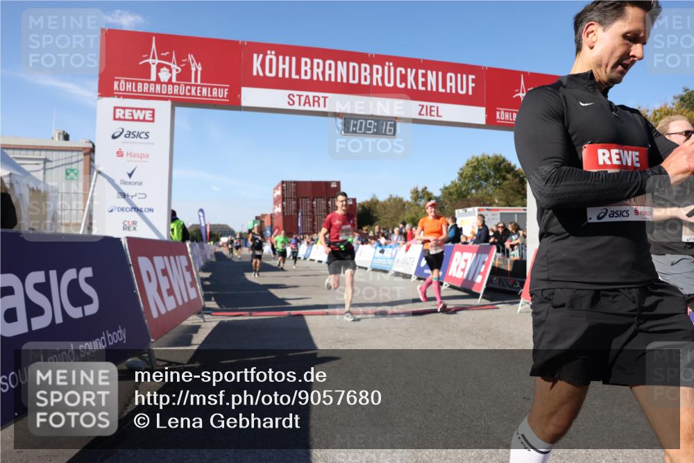 03.10.2025 - Köhlbrandbrückenlauf Lena Gebhardt http://msf.ph/oto/9057680 03.10.2025 13:09:17 Ziel 4334, 4351, 4377, 4486, 4681, 4901, 5061, 5242, 5740, 5953, 6037, 6062, 6349, 6562, 6630, 6661, 6743, 6814, 6816 meine-sportfotos.de