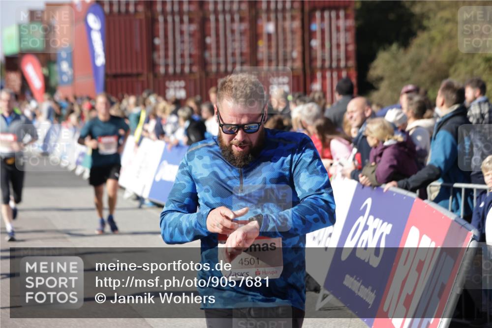 03.10.2025 - Köhlbrandbrückenlauf Jannik Wohlers http://msf.ph/oto/9057681 03.10.2025 13:11:35 Ziel 4158, 4315, 4325, 4427, 4501, 4538, 4617, 4777, 4782, 4799, 4845, 4999, 5145, 5794, 5939, 6028, 6217, 6218, 6517, 6563, 6680, 6689, 6690, 6691 meine-sportfotos.de
