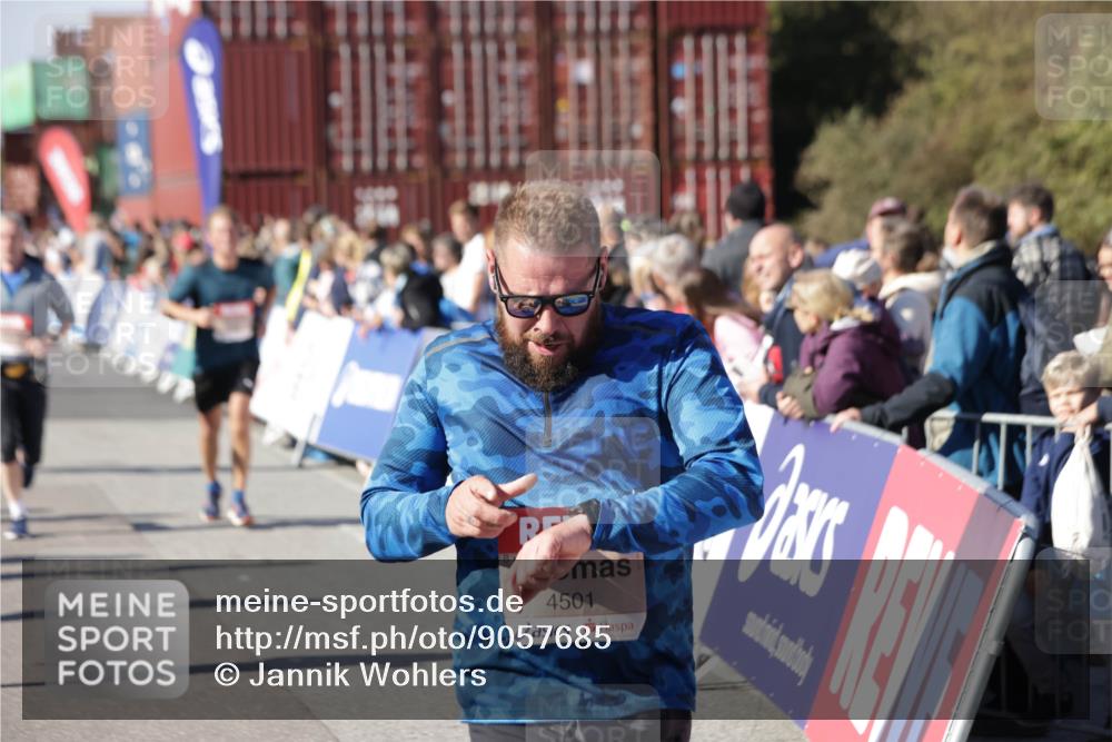 03.10.2025 - Köhlbrandbrückenlauf Jannik Wohlers http://msf.ph/oto/9057685 03.10.2025 13:11:35 Ziel 4158, 4315, 4325, 4427, 4501, 4538, 4617, 4777, 4782, 4799, 4845, 4999, 5145, 5794, 5939, 6028, 6217, 6218, 6517, 6563, 6680, 6689, 6690, 6691 meine-sportfotos.de