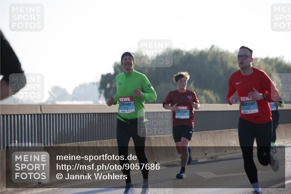 03.10.2025 - Köhlbrandbrückenlauf Jannik Wohlers http://msf.ph/oto/9057686 03.10.2025 09:13:44 Position 3 1010, 1075, 1107 meine-sportfotos.de