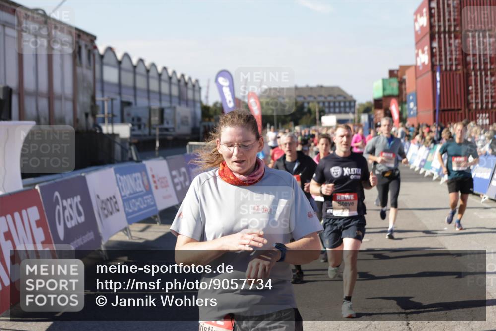 03.10.2025 - Köhlbrandbrückenlauf Jannik Wohlers http://msf.ph/oto/9057734 03.10.2025 13:11:36 Ziel 4158, 4315, 4325, 4427, 4501, 4538, 4568, 4617, 4736, 4777, 4782, 4799, 4845, 4999, 5145, 5794, 5937, 5939, 6028, 6217, 6218, 6517, 6563, 6680, 6689, 6690, 6691 meine-sportfotos.de