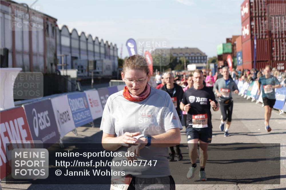 03.10.2025 - Köhlbrandbrückenlauf Jannik Wohlers http://msf.ph/oto/9057747 03.10.2025 13:11:36 Ziel 4158, 4315, 4325, 4427, 4501, 4538, 4568, 4617, 4736, 4777, 4782, 4799, 4845, 4999, 5145, 5794, 5937, 5939, 6028, 6217, 6218, 6517, 6563, 6680, 6689, 6690, 6691 meine-sportfotos.de