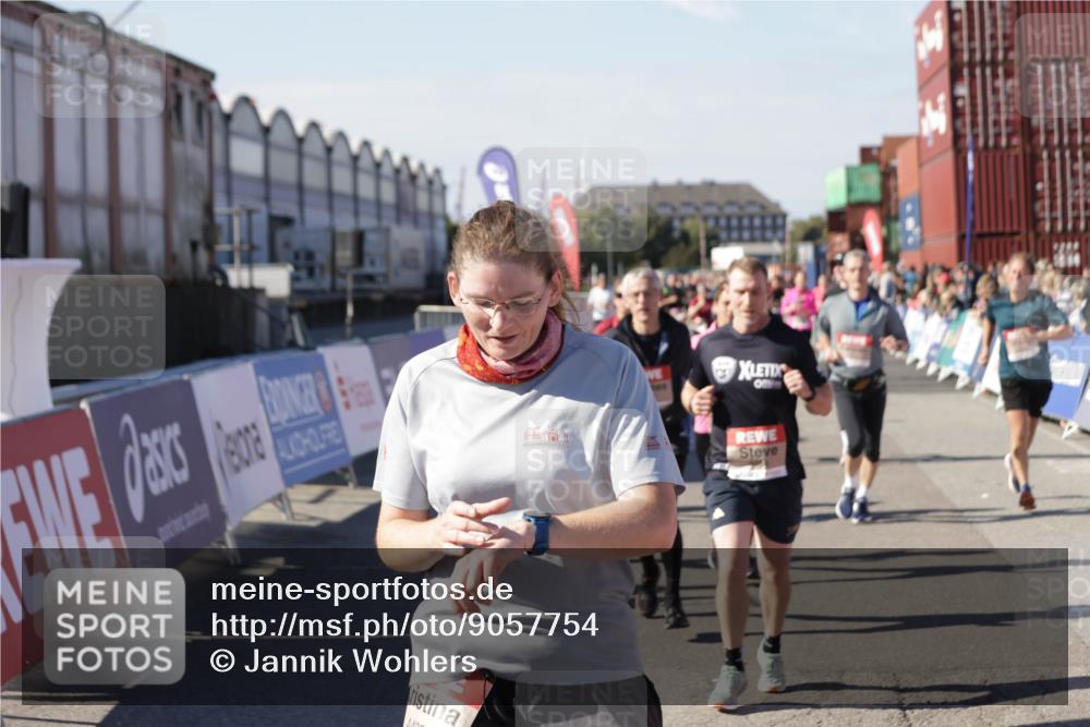 03.10.2025 - Köhlbrandbrückenlauf Jannik Wohlers http://msf.ph/oto/9057754 03.10.2025 13:11:36 Ziel 4158, 4315, 4325, 4427, 4501, 4538, 4568, 4617, 4736, 4777, 4782, 4799, 4845, 4999, 5145, 5794, 5937, 5939, 6028, 6217, 6218, 6517, 6563, 6680, 6689, 6690, 6691 meine-sportfotos.de