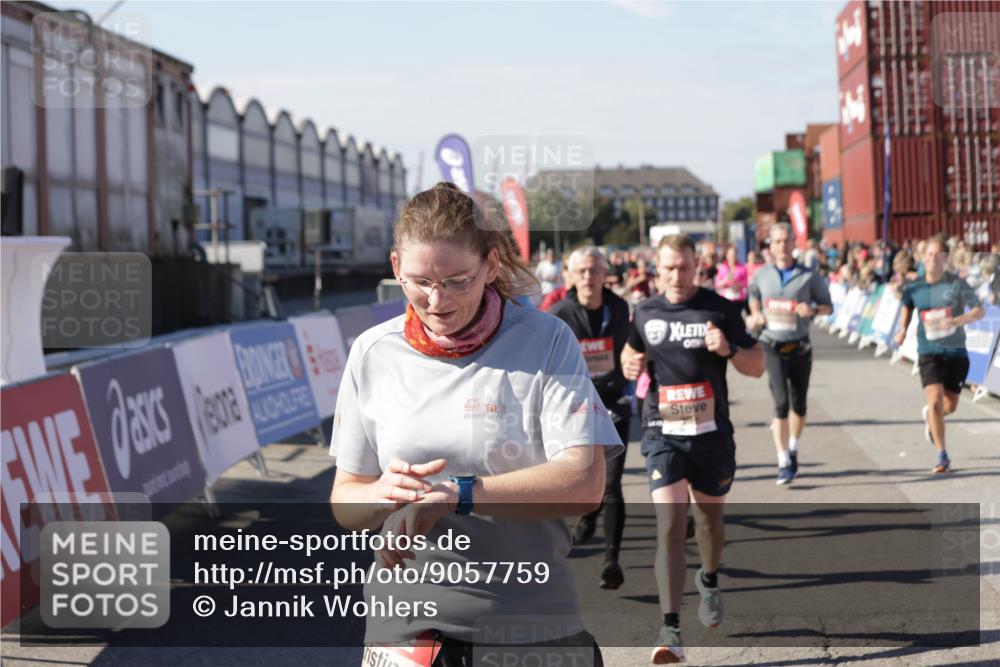 03.10.2025 - Köhlbrandbrückenlauf Jannik Wohlers http://msf.ph/oto/9057759 03.10.2025 13:11:36 Ziel 4158, 4315, 4325, 4427, 4501, 4538, 4568, 4617, 4736, 4777, 4782, 4799, 4845, 4999, 5145, 5794, 5937, 5939, 6028, 6217, 6218, 6517, 6563, 6680, 6689, 6690, 6691 meine-sportfotos.de