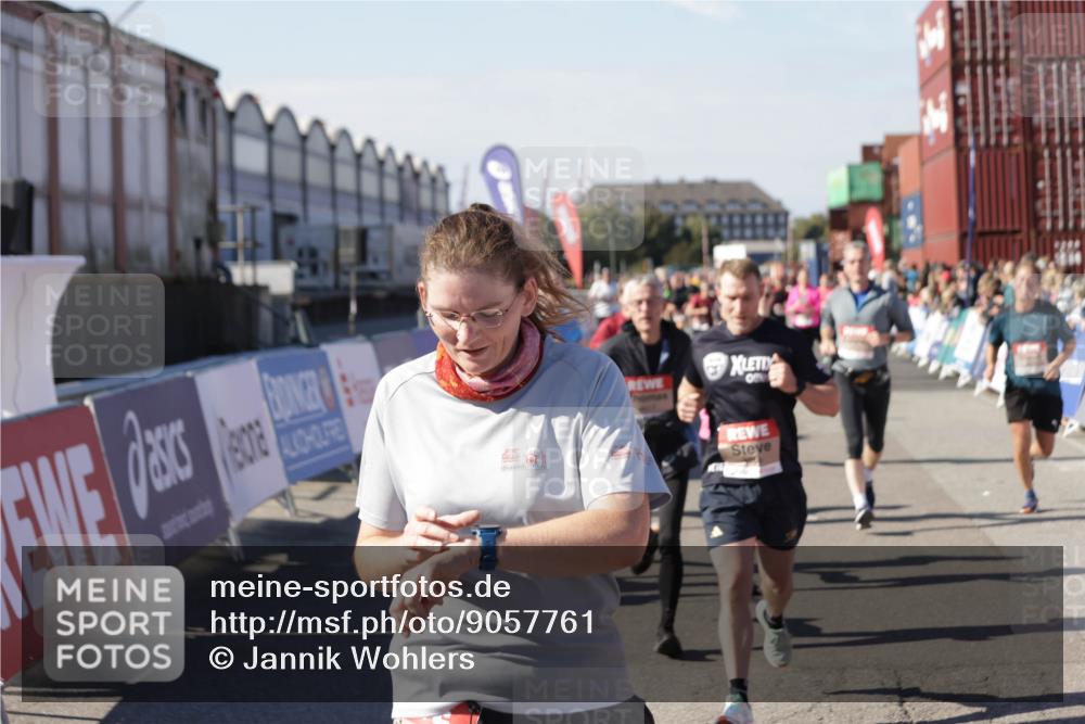 03.10.2025 - Köhlbrandbrückenlauf Jannik Wohlers http://msf.ph/oto/9057761 03.10.2025 13:11:36 Ziel 4158, 4315, 4325, 4427, 4501, 4538, 4568, 4617, 4736, 4777, 4782, 4799, 4845, 4999, 5145, 5794, 5937, 5939, 6028, 6217, 6218, 6517, 6563, 6680, 6689, 6690, 6691 meine-sportfotos.de