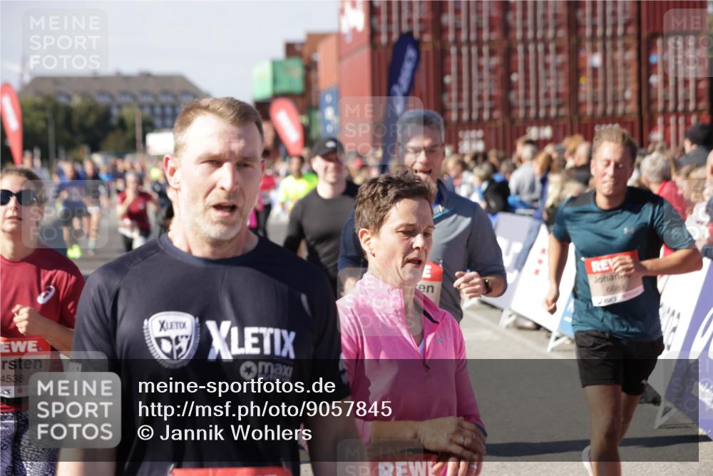 03.10.2025 - Köhlbrandbrückenlauf Jannik Wohlers http://msf.ph/oto/9057845 03.10.2025 13:11:38 Ziel 4158, 4178, 4315, 4325, 4353, 4354, 4427, 4501, 4538, 4568, 4617, 4736, 4777, 4782, 4799, 4845, 5145, 5794, 5866, 5869, 5937, 6217, 6218, 6517, 6563, 6680, 6689, 6690, 6691 meine-sportfotos.de