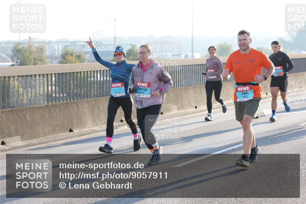 03.10.2025 - Köhlbrandbrückenlauf Lena Gebhardt http://msf.ph/oto/9057911 03.10.2025 09:18:11 Position 1 3778, 1864, 1622 meine-sportfotos.de