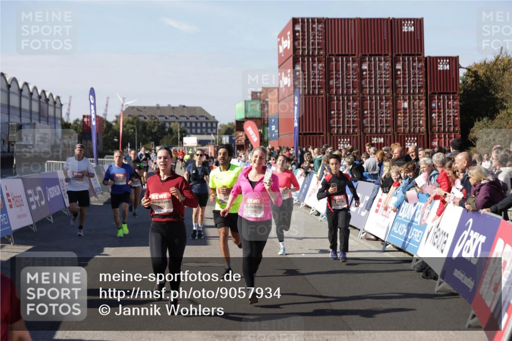 03.10.2025 - Köhlbrandbrückenlauf Jannik Wohlers http://msf.ph/oto/9057934 03.10.2025 13:11:42 Ziel 4158, 4178, 4353, 4354, 4427, 4469, 4501, 4538, 4568, 4617, 4736, 4777, 4782, 4799, 4845, 5866, 5869, 5937, 6217, 6218, 6517, 6622, 6689 meine-sportfotos.de