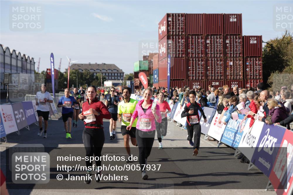 03.10.2025 - Köhlbrandbrückenlauf Jannik Wohlers http://msf.ph/oto/9057937 03.10.2025 13:11:42 Ziel 4158, 4178, 4353, 4354, 4427, 4469, 4501, 4538, 4568, 4617, 4736, 4777, 4782, 4799, 4845, 5866, 5869, 5937, 6217, 6218, 6517, 6622, 6689 meine-sportfotos.de