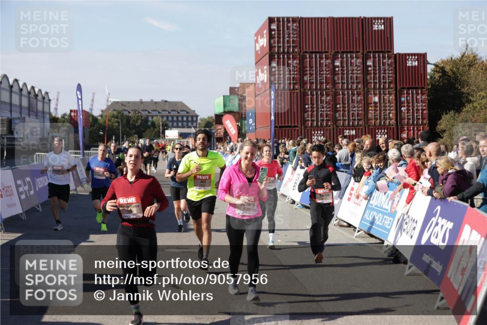 03.10.2025 - Köhlbrandbrückenlauf Jannik Wohlers http://msf.ph/oto/9057956 03.10.2025 13:11:42 Ziel 4158, 4178, 4353, 4354, 4427, 4469, 4501, 4538, 4568, 4617, 4736, 4777, 4782, 4799, 4845, 5866, 5869, 5937, 6217, 6218, 6517, 6622, 6689 meine-sportfotos.de