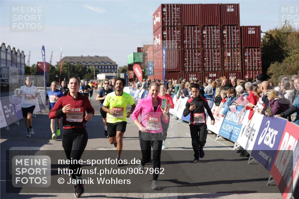 03.10.2025 - Köhlbrandbrückenlauf Jannik Wohlers http://msf.ph/oto/9057962 03.10.2025 13:11:42 Ziel 4158, 4178, 4353, 4354, 4427, 4469, 4501, 4538, 4568, 4617, 4736, 4777, 4782, 4799, 4845, 5866, 5869, 5937, 6217, 6218, 6517, 6622, 6689 meine-sportfotos.de