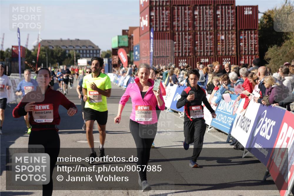 03.10.2025 - Köhlbrandbrückenlauf Jannik Wohlers http://msf.ph/oto/9057985 03.10.2025 13:11:42 Ziel 4158, 4178, 4353, 4354, 4427, 4469, 4501, 4538, 4568, 4617, 4736, 4777, 4782, 4799, 4845, 5866, 5869, 5937, 6217, 6218, 6517, 6622, 6689 meine-sportfotos.de