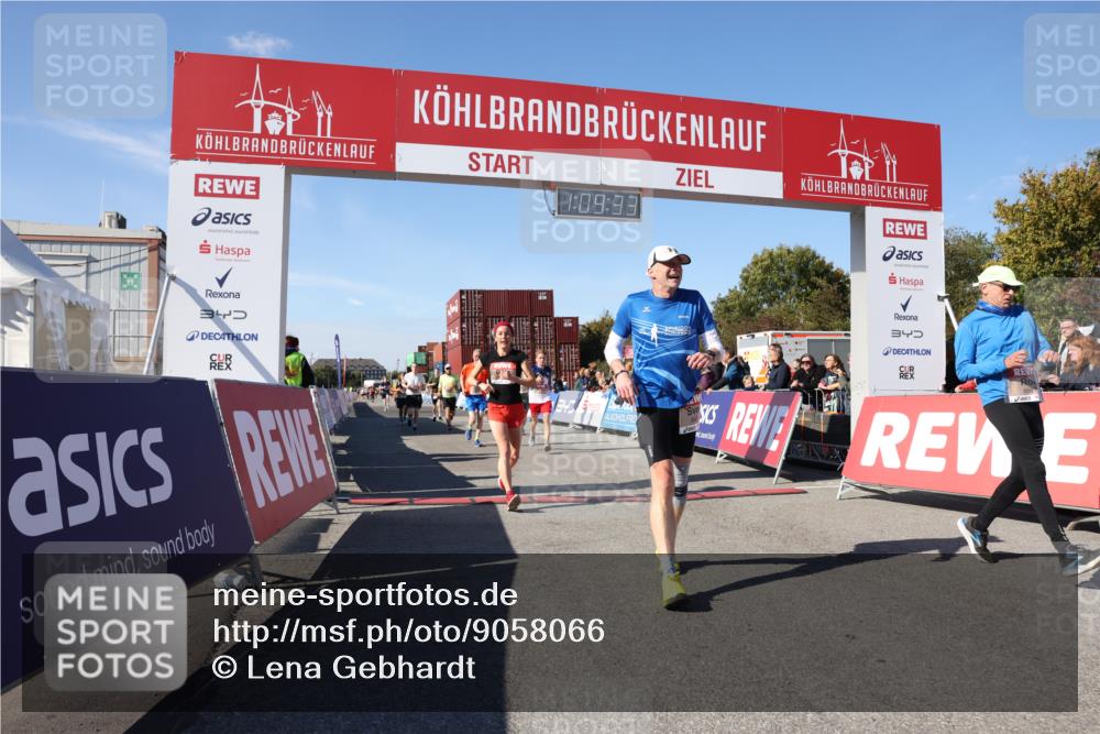 03.10.2025 - Köhlbrandbrückenlauf Lena Gebhardt http://msf.ph/oto/9058066 03.10.2025 13:09:33 Ziel 4129, 4134, 4212, 4262, 4298, 4358, 4365, 4614, 5352, 5803, 5813, 5907, 6379, 6438, 6481, 6667 meine-sportfotos.de