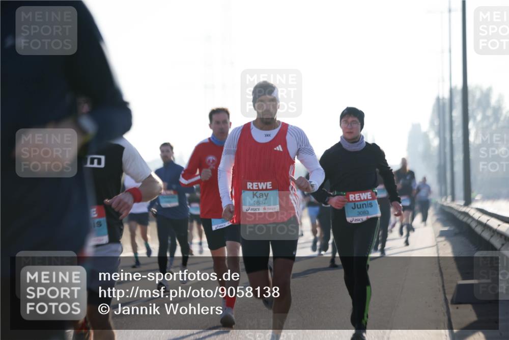 03.10.2025 - Köhlbrandbrückenlauf Jannik Wohlers http://msf.ph/oto/9058138 03.10.2025 09:13:55 Position 3 3527, 3083 meine-sportfotos.de