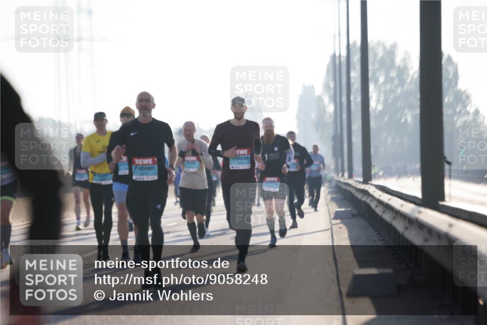 03.10.2025 - Köhlbrandbrückenlauf Jannik Wohlers http://msf.ph/oto/9058248 03.10.2025 09:13:57 Position 3 3211, 1421 meine-sportfotos.de