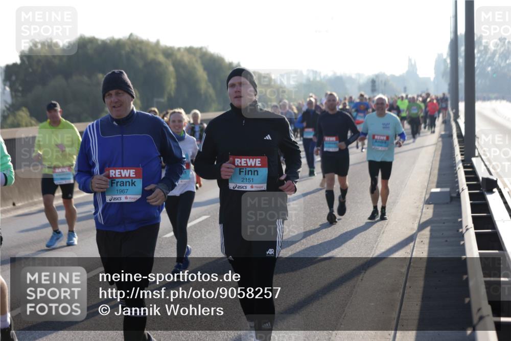03.10.2025 - Köhlbrandbrückenlauf Jannik Wohlers http://msf.ph/oto/9058257 03.10.2025 09:21:36 Position 3 1967, 2151 meine-sportfotos.de