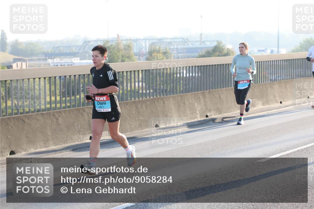 03.10.2025 - Köhlbrandbrückenlauf Lena Gebhardt http://msf.ph/oto/9058284 03.10.2025 09:18:23 Position 1 2671 meine-sportfotos.de