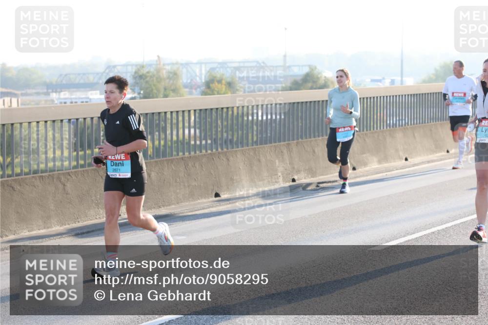 03.10.2025 - Köhlbrandbrückenlauf Lena Gebhardt http://msf.ph/oto/9058295 03.10.2025 09:18:23 Position 1 2671, 362 meine-sportfotos.de