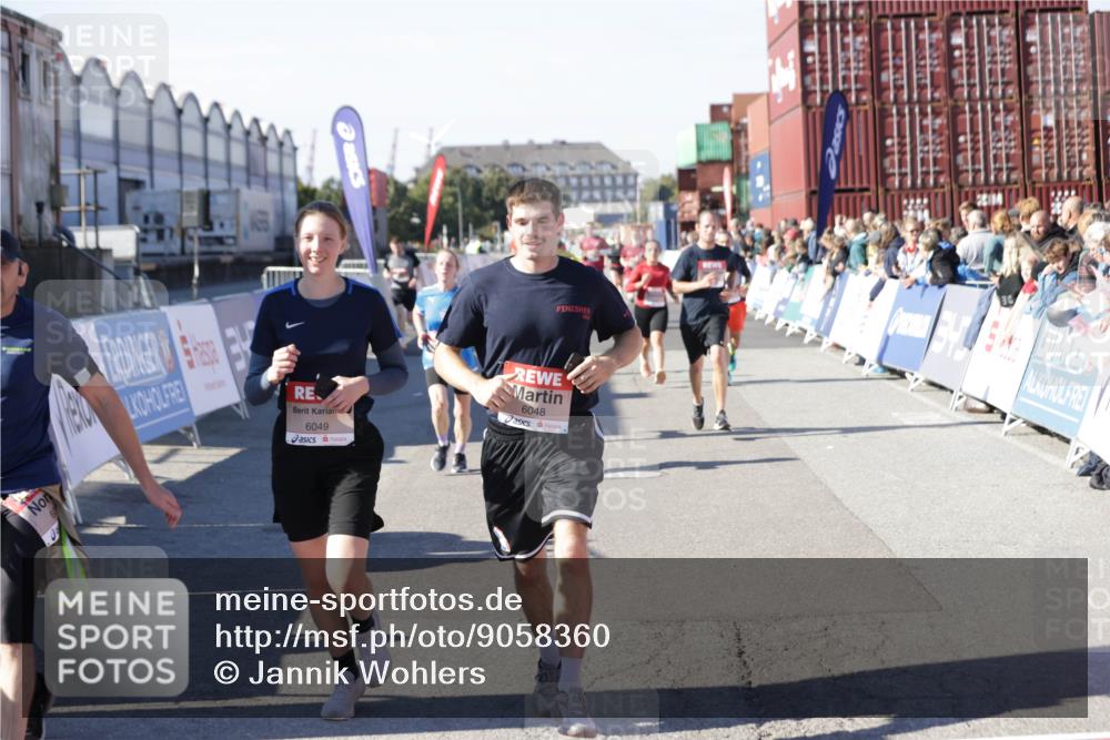 03.10.2025 - Köhlbrandbrückenlauf Jannik Wohlers http://msf.ph/oto/9058360 03.10.2025 13:11:52 Ziel 4100, 4101, 4178, 4353, 4354, 4469, 4568, 4685, 4736, 5097, 5396, 5426, 5866, 5869, 5937, 6033, 6048, 6049, 6622, 6763, 6796 meine-sportfotos.de