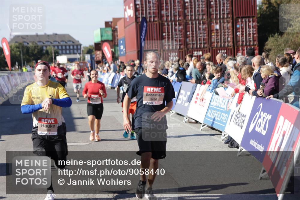 03.10.2025 - Köhlbrandbrückenlauf Jannik Wohlers http://msf.ph/oto/9058440 03.10.2025 13:11:54 Ziel 4100, 4101, 4178, 4353, 4354, 4469, 4685, 5097, 5396, 5426, 5910, 5911, 6033, 6048, 6049, 6622, 6763, 6796 meine-sportfotos.de