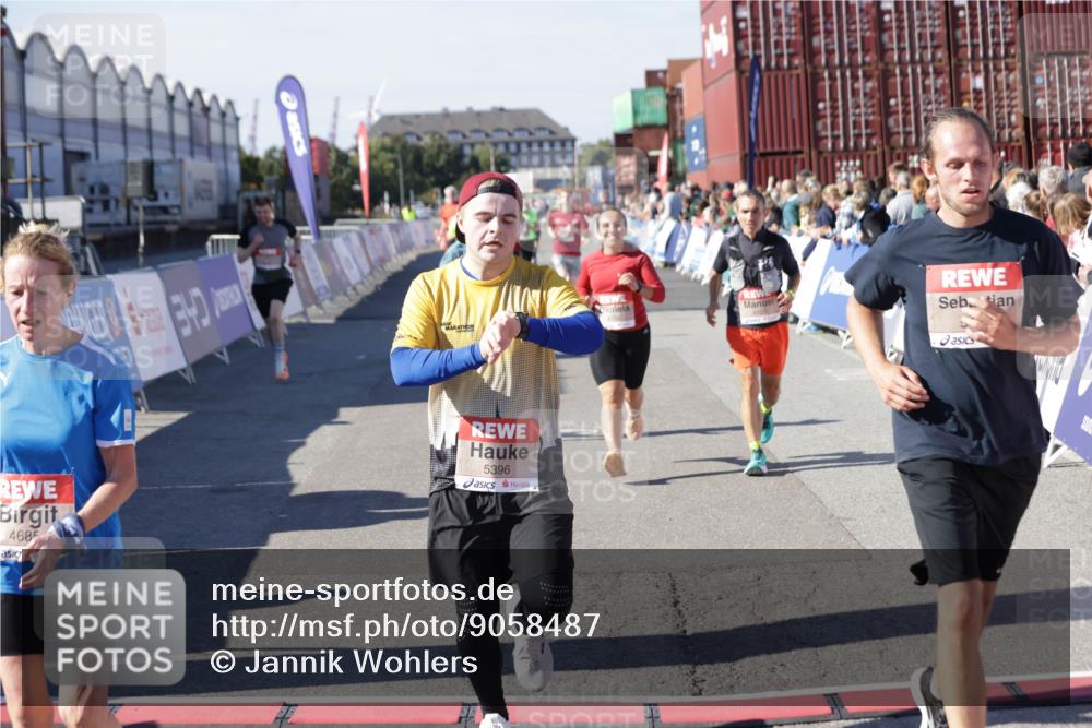 03.10.2025 - Köhlbrandbrückenlauf Jannik Wohlers http://msf.ph/oto/9058487 03.10.2025 13:11:55 Ziel 4100, 4101, 4469, 4685, 5097, 5396, 5426, 5910, 5911, 6033, 6048, 6049, 6622, 6763, 6796 meine-sportfotos.de