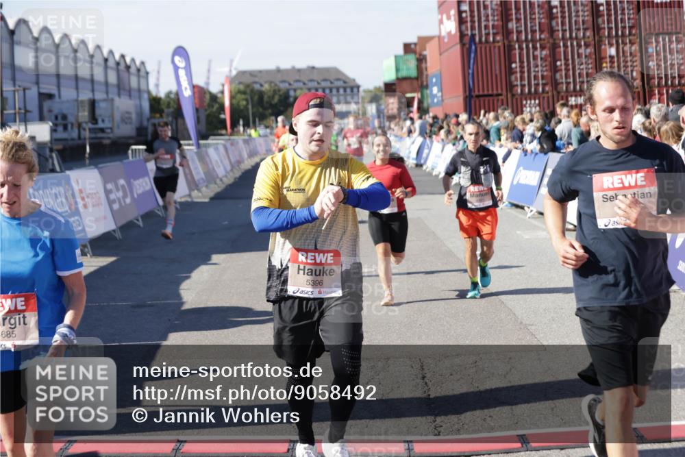03.10.2025 - Köhlbrandbrückenlauf Jannik Wohlers http://msf.ph/oto/9058492 03.10.2025 13:11:55 Ziel 4100, 4101, 4469, 4685, 5097, 5396, 5426, 5910, 5911, 6033, 6048, 6049, 6622, 6763, 6796 meine-sportfotos.de