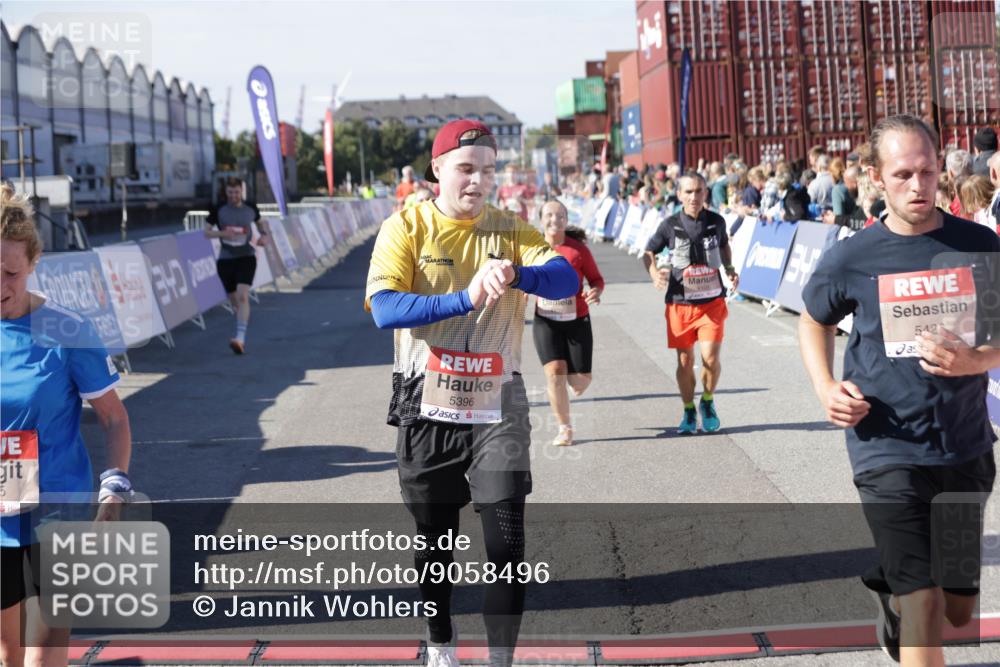 03.10.2025 - Köhlbrandbrückenlauf Jannik Wohlers http://msf.ph/oto/9058496 03.10.2025 13:11:55 Ziel 4100, 4101, 4469, 4685, 5097, 5396, 5426, 5910, 5911, 6033, 6048, 6049, 6622, 6763, 6796 meine-sportfotos.de