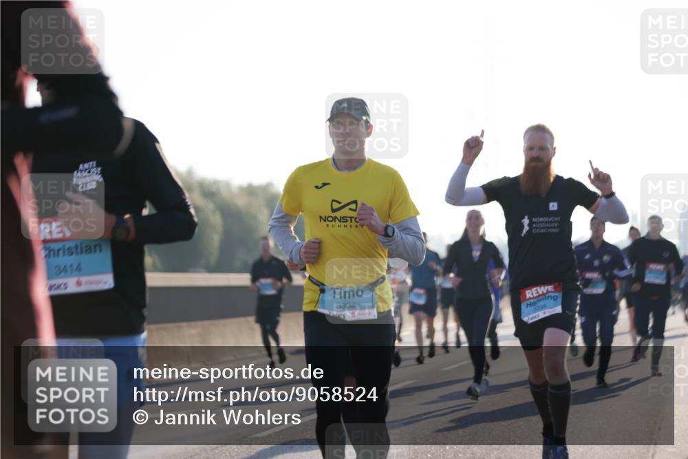 03.10.2025 - Köhlbrandbrückenlauf Jannik Wohlers http://msf.ph/oto/9058524 03.10.2025 09:14:03 Position 3 2414, 3332, 3335 meine-sportfotos.de