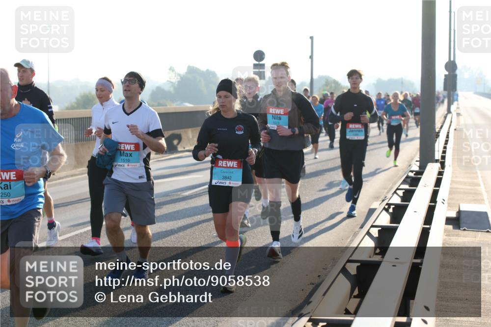 03.10.2025 - Köhlbrandbrückenlauf Lena Gebhardt http://msf.ph/oto/9058538 03.10.2025 09:18:29 Position 1 250, 1516, 3842, 1623 meine-sportfotos.de