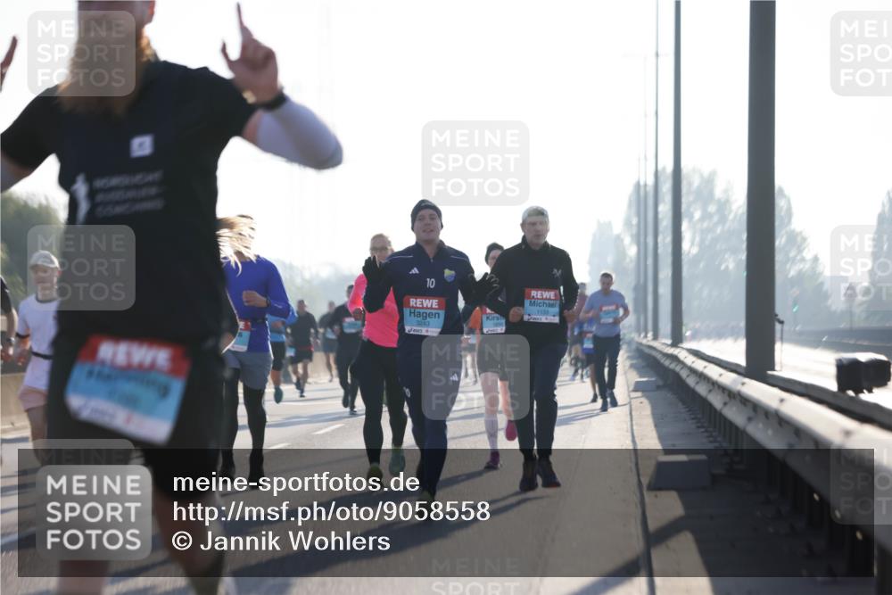 03.10.2025 - Köhlbrandbrückenlauf Jannik Wohlers http://msf.ph/oto/9058558 03.10.2025 09:14:05 Position 3 10, 3243, 1258, 1133 meine-sportfotos.de