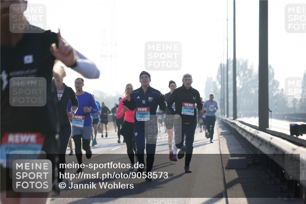 03.10.2025 - Köhlbrandbrückenlauf Jannik Wohlers http://msf.ph/oto/9058573 03.10.2025 09:14:05 Position 3 10, 3243, 1133 meine-sportfotos.de