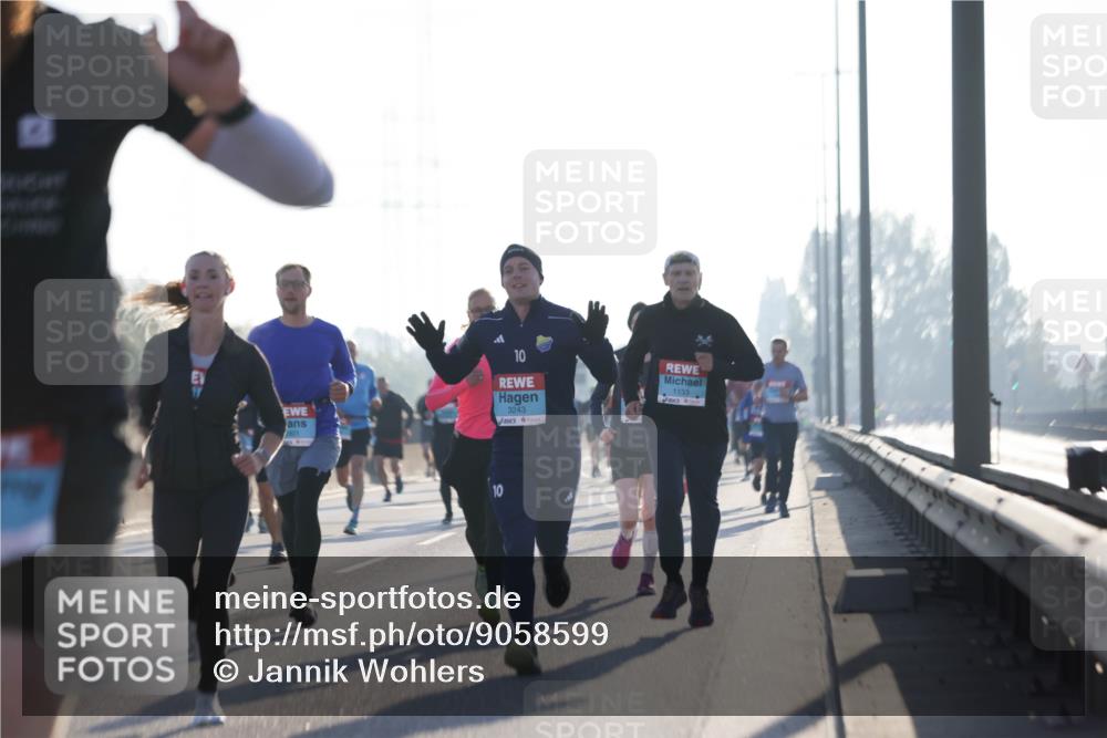 03.10.2025 - Köhlbrandbrückenlauf Jannik Wohlers http://msf.ph/oto/9058599 03.10.2025 09:14:05 Position 3 10, 3243, 10, 1133 meine-sportfotos.de