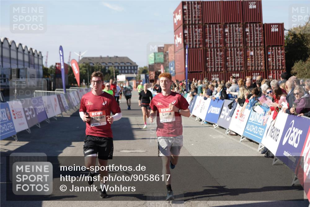 03.10.2025 - Köhlbrandbrückenlauf Jannik Wohlers http://msf.ph/oto/9058617 03.10.2025 13:12:00 Ziel 4100, 4101, 4176, 4685, 5396, 5426, 5856, 5910, 5911, 5927, 6033, 6048, 6049, 6184, 6763, 6796 meine-sportfotos.de