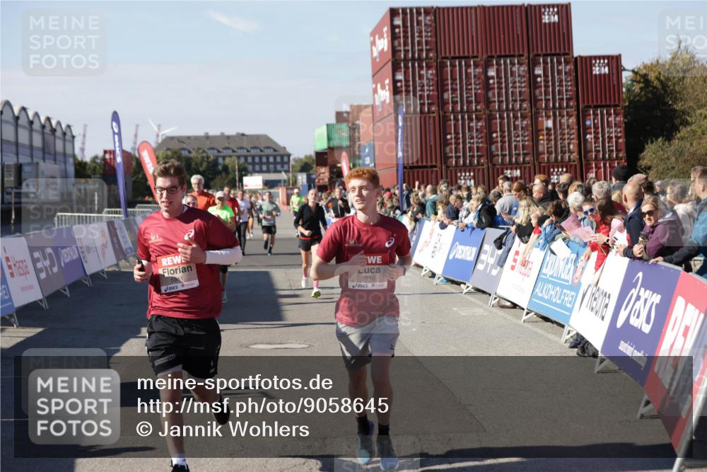 03.10.2025 - Köhlbrandbrückenlauf Jannik Wohlers http://msf.ph/oto/9058645 03.10.2025 13:12:00 Ziel 4100, 4101, 4176, 4685, 5396, 5426, 5856, 5910, 5911, 5927, 6033, 6048, 6049, 6184, 6763, 6796 meine-sportfotos.de