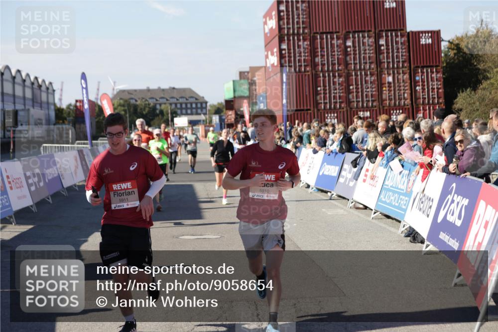 03.10.2025 - Köhlbrandbrückenlauf Jannik Wohlers http://msf.ph/oto/9058654 03.10.2025 13:12:01 Ziel 4100, 4101, 4176, 4468, 4685, 5396, 5426, 5856, 5910, 5911, 5927, 6033, 6048, 6049, 6184, 6763, 6796 meine-sportfotos.de