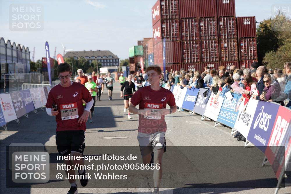 03.10.2025 - Köhlbrandbrückenlauf Jannik Wohlers http://msf.ph/oto/9058656 03.10.2025 13:12:01 Ziel 4100, 4101, 4176, 4468, 4685, 5396, 5426, 5856, 5910, 5911, 5927, 6033, 6048, 6049, 6184, 6763, 6796 meine-sportfotos.de