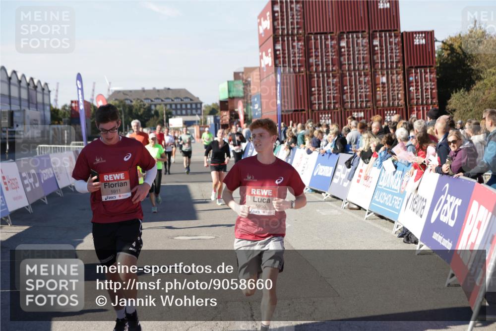 03.10.2025 - Köhlbrandbrückenlauf Jannik Wohlers http://msf.ph/oto/9058660 03.10.2025 13:12:01 Ziel 4100, 4101, 4176, 4468, 4685, 5396, 5426, 5856, 5910, 5911, 5927, 6033, 6048, 6049, 6184, 6763, 6796 meine-sportfotos.de